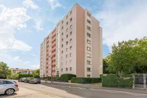 Vermietete 4 Zi Wohnung mit Balkon, Aufzug und Garage in Erlangen