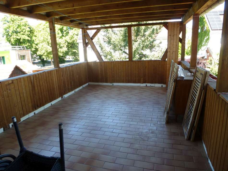 Große, überdachte Dachterrasse