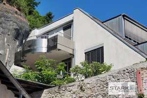 Ruhig gelegene Stadtwohnung mit elegant geschwungenem Balkon Richtung Festungsberg