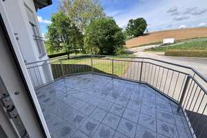 Wohnen mit Charakter: Doppelhaushälfte in Eichendorf – Die vollständige Adresse der Immobilie erhältst du vom Anbieter., 94428 Eichendorf – Vorschaubild 2