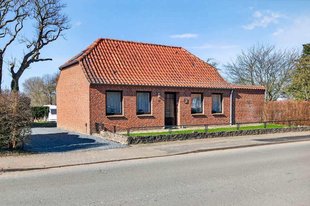 Immobilie in Mittelangeln - Charmantes Sanierungsprojekt mit großem Grundstück – Einfamilienhaus mit viel Potenzial - Bild 1