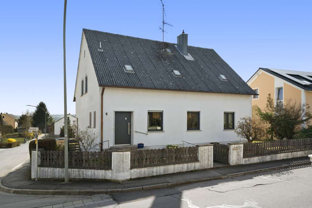 Immobilie in Maxhütte-Haidhof - Einfamilienhaus mit 177m² Wfl. und Garten in ruhiger Lage - Bild 2