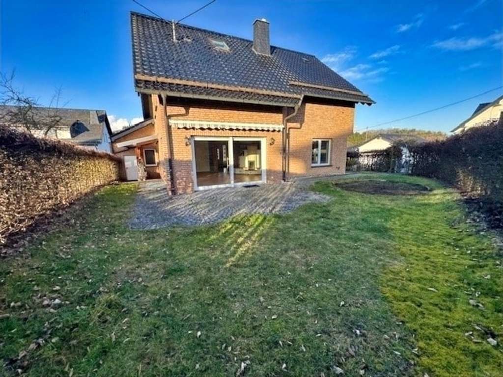 Immobilie in Luxem - Familienfreundliches Einfamilienhaus mit Einliegeroption, Garten und Garage - Bild 1