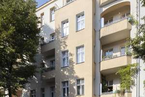 ANLAGE in begehrter Lage: 2-Zimmer-Altbauwohnung mit Balkon und Wassernähe im lebendigen Reuterkiez!