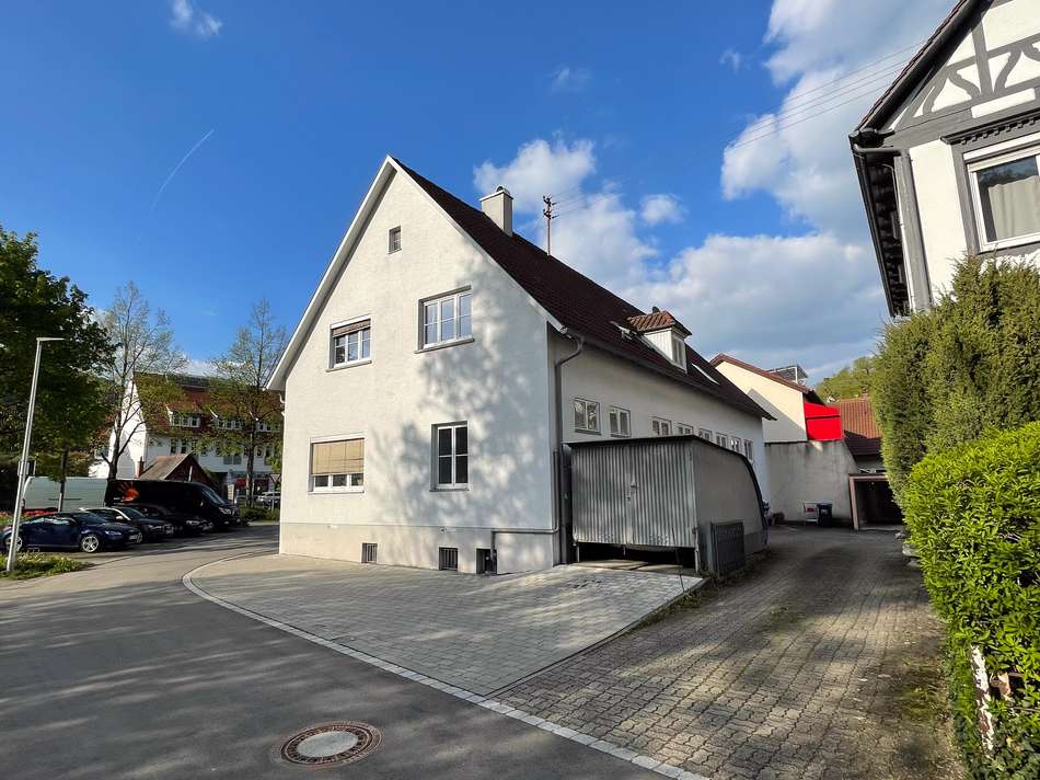 Außenansicht mit Garage