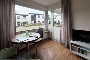 Besondere Lage, charmante 2 Zimmer Wohnung mit Balkon und Pkw-Stellplatz in Glücksburg (Ostsee) – Sandwighof 26, 24960 Glücksburg (Ostsee) – Vorschaubild 3