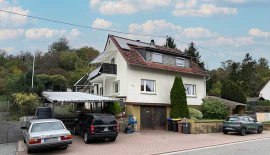 Bild von Familienidyll mit großem Garten- und Waldgrundstück