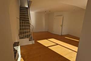 Geschmackvolle DG-Maisonette-Wohnung,offene Galerie mit 2 Zimmern, Balkon und EBK in MÜ-Nymphenburg – Die vollständige Adresse der Immobilie erhältst du vom Anbieter., 80639 Nymphenburg, München – Vorschaubild 3