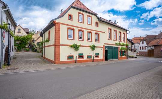Weingut komplett saniert mit Hof, Terrasse, Wintergarten und Werkstatträume