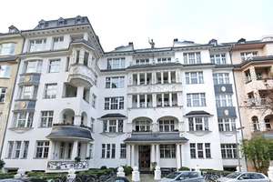 BEZUGSFREIE 3-ZIMMERWOHNUNG MIT BALKON IM REPRÄSENTATIVEN STUCKALTBAU MIT FAHRSTUHL – Die vollständige Adresse der Immobilie erhältst du vom Anbieter., 10825 Schöneberg, Berlin – Vorschaubild 2