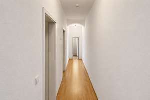 Charmante Zwei-Zimmer-Dachgeschosswohnung mit Balkon – 60313 Bahnhofsviertel, Frankfurt am Main – Vorschaubild 3
