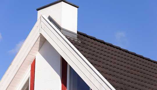 Bild von Großzügiges Einfamilienhaus mit Doppelgarage auf weitläufigem Grundstück