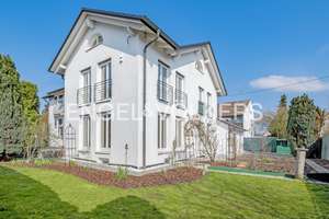 Vielseitiges Zweifamilienhaus mit Ausbaupotenzial – Die vollständige Adresse der Immobilie erhältst du vom Anbieter., 85077 Manching – Vorschaubild 1