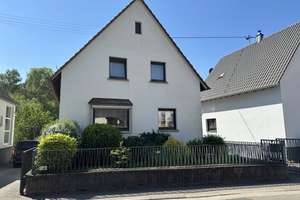 Solides und gepflegtes Einfamilienhaus mit Hof, Garten und 2 Garagen – Die vollständige Adresse der Immobilie erhältst du vom Anbieter., 76857 Silz – Vorschaubild 2