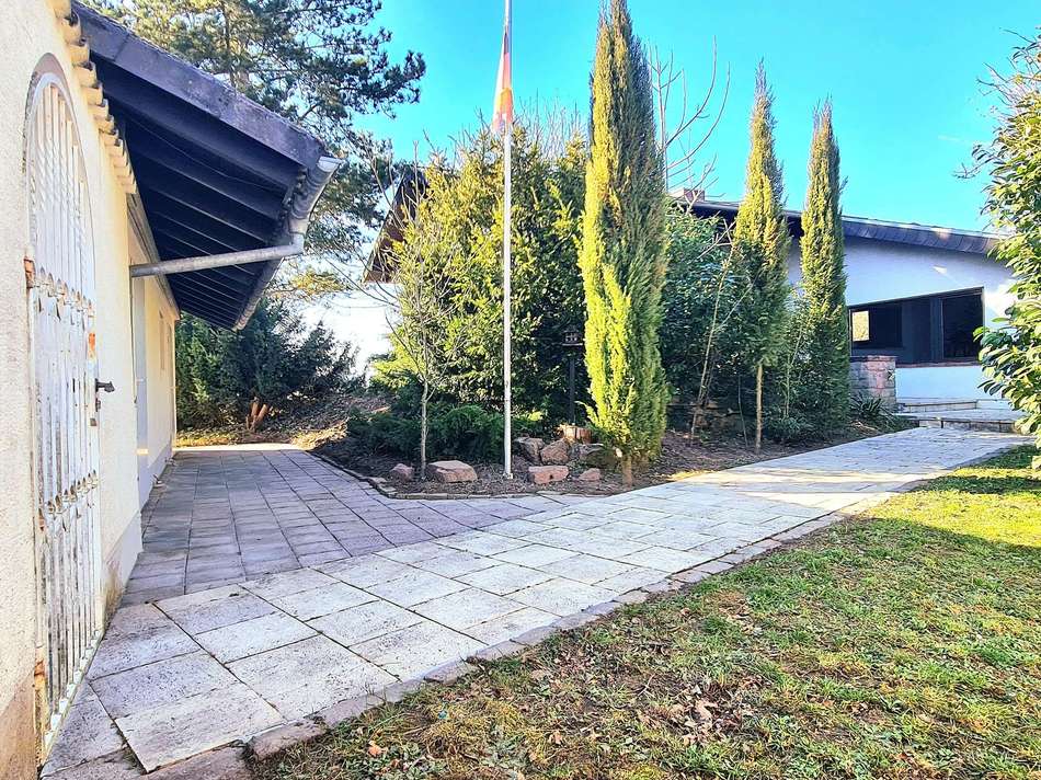 Weg zwischen Garage und Wohnha