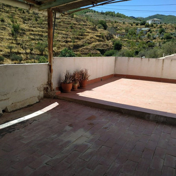 Haus in Serón mit sechs Schlafzimmern, Terrasse und Keller.