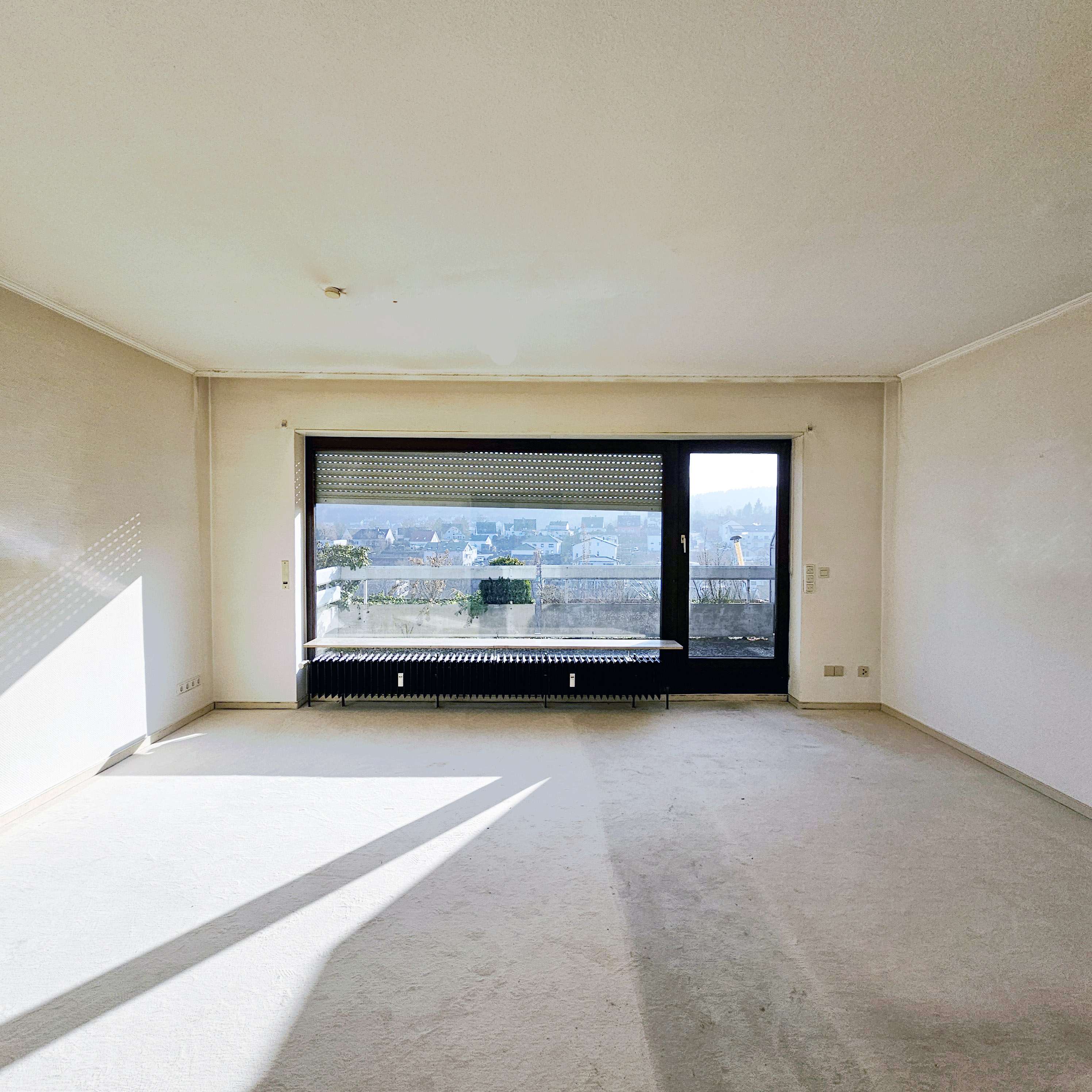 Renovierungsbedürftige Maisonette-Wohnung: 2 Loggien, Garage und Weitblick ins Grüne in ruhiger Lage, Rheingau Taunus Kreis – Bild 4