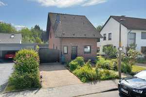 Freistehendes Einfamilienhaus, voll unterkellert, verklinkert, mit Doppelgarage und Pool