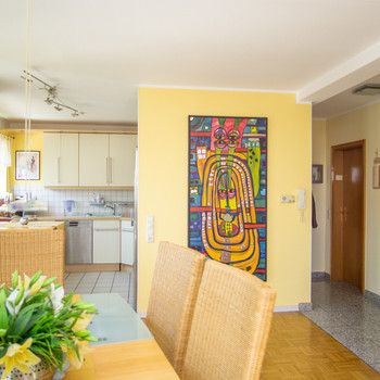 Granit trifft Echtholz – Wohnen mit Klasse auf zwei Ebenen