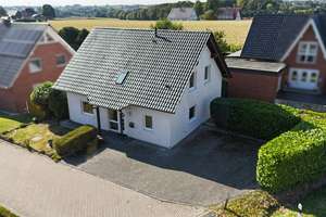 VERKAUFT! Familiengerechtes Einfamilienhaus mit pflegeleichtem Garten und 3 Stellplätzen – Die vollständige Adresse der Immobilie erhältst du vom Anbieter., 32609 Hüllhorst – Vorschaubild 2