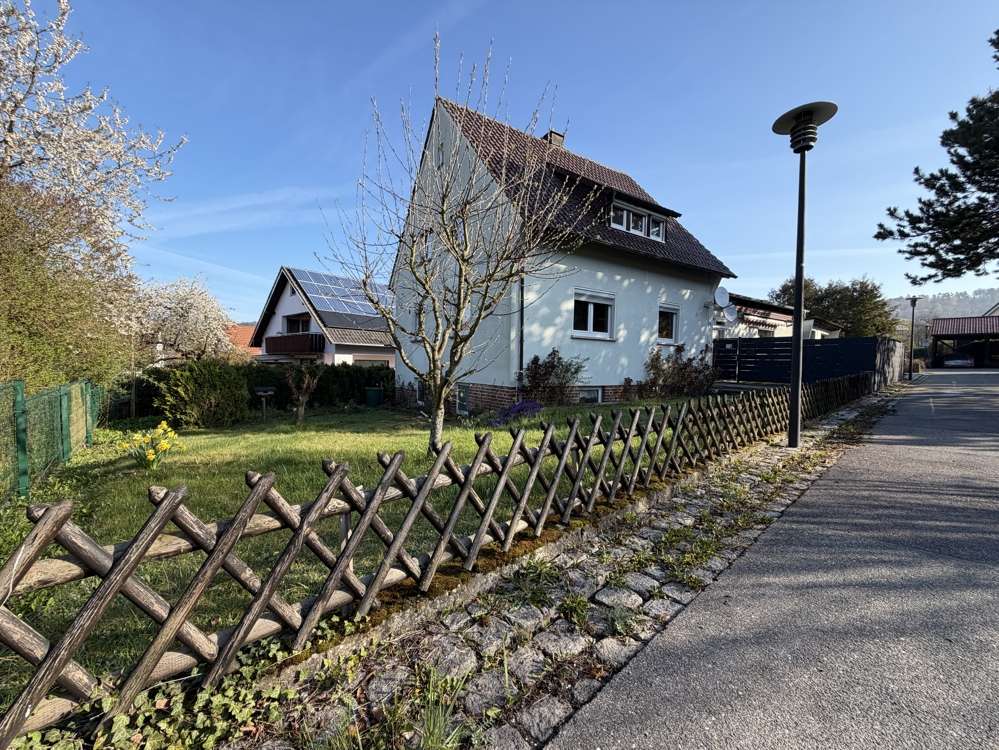 Charmante Eigentumswohnung im Einfamilienhaus-Stil mit schönem Garten und Garage in ruhiger Lage!, Coburg Kreis – Bild 1