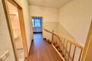 HORN IMMOBILIEN ++ Neubrandenburg Brodaer Höhe, renoviertes Reihenendhaus mit Keller und Carport – Neubrandenburg – Vorschaubild 6