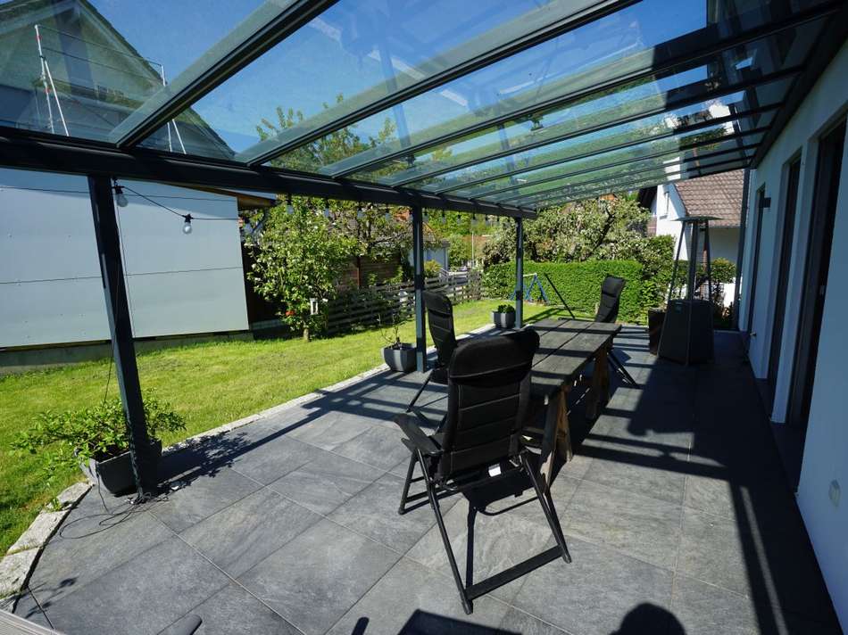 Große, überdachte Terrasse