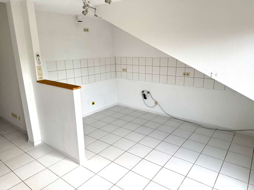 Immobilie in Oftersheim - Helle 2-Zimmer-Dachgeschosswohnung mit Loggia und Parkblick - Bild 3