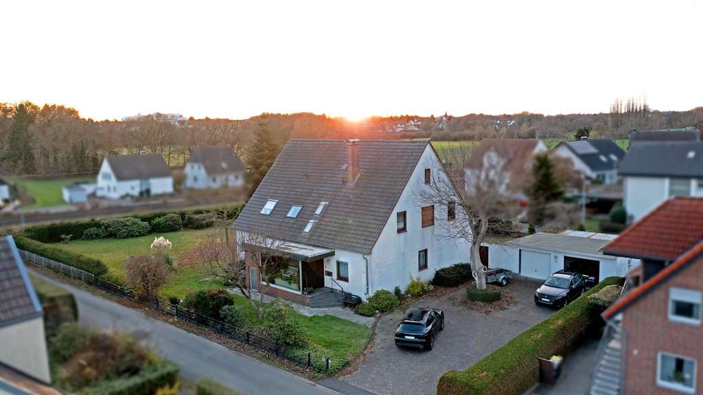 Immobilie in Bünde - Vielseitiges Mehrfamilienhaus mit 3 Wohneinheiten, 5 Garagen & 2 Baugrundstücken in Bünde - Bild 0