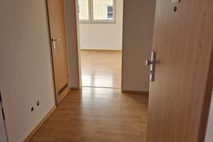 Schöne, frisch renovierte 3-Raum-DG-Wohnung mit Balkon und Garagenstellplatz in Mönchengladbach