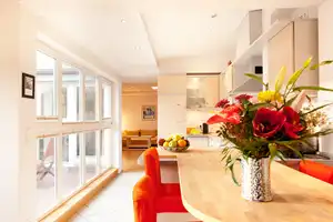 Möblierte Dachgeschosswohnung mit Dachterrasse und exzellenter Anbindung – Berlin – Vorschaubild 1