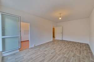 Noch ein paar Handgriffe und dann ist sie bereit! Ihre neue 3-Zimmer-Wohnung wartet!