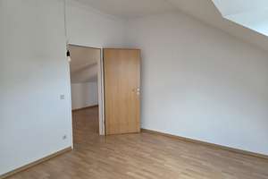 Saniertes Dachgeschoss mit vier Zimmern in Gelsenkirchen-Buer – Urbanusstraße 9, 45894 Buer, Gelsenkirchen – Vorschaubild 3