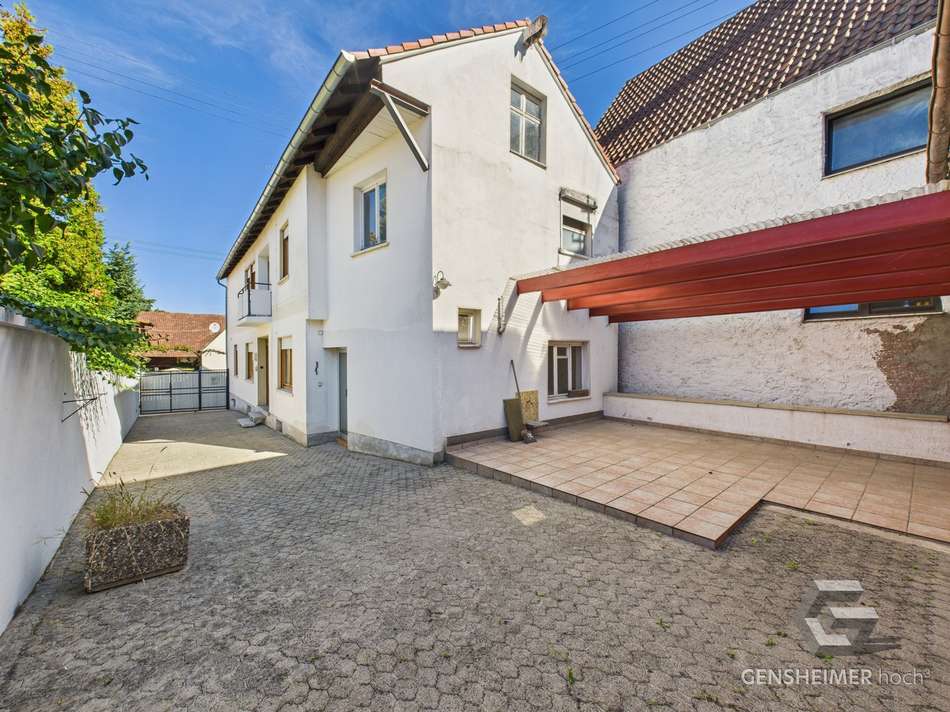 Hof mit überdachter Terrasse