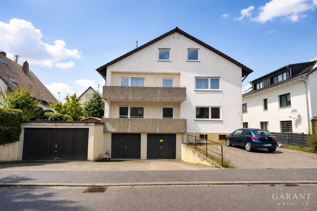 Immobilie in Renningen - Attraktives, gepflegtes Mehrfamilienhaus mit Balkonen und Garagen! - Bild 0