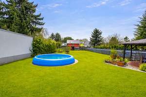 Raum für Familie: Lichtdurchflutetes Zuhause mit Gartenidylle