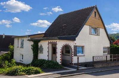 Familienfreundliches Haus mit Anbau, großem Garten, Garage und Quelle-/Teichbereich in Sonneberg