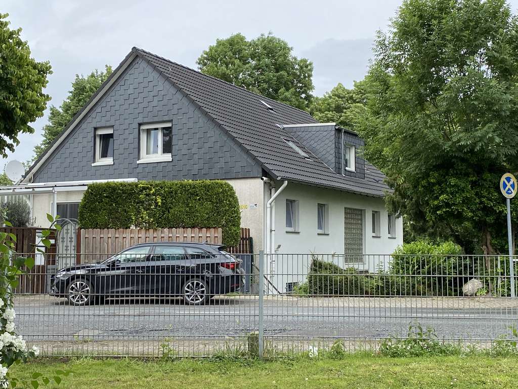 Zwei Mehrfamilienhäuser mit je drei Wohnungen 