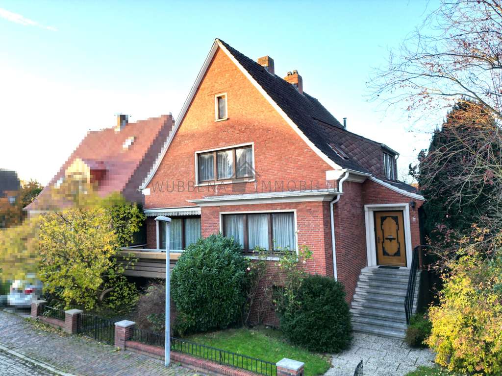 Immobilie in Emden - Wolthusen!  Sanierungsbedürftiges Einfamilienhaus in Nähe zum Ems-Jade-Kanal & Wallanlagen! - Bild 1