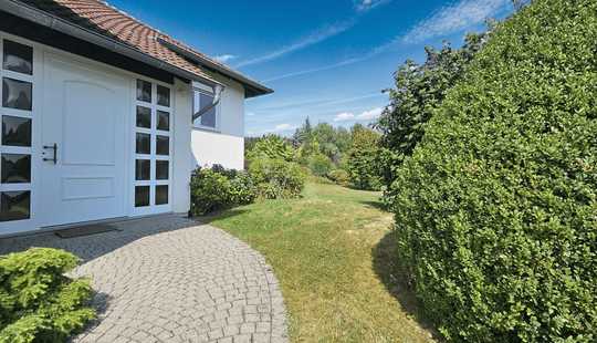 Bild von Solides Familiendomizil mit Garage auf großem Grundstück in idyllischer Feld- und Waldrandlage