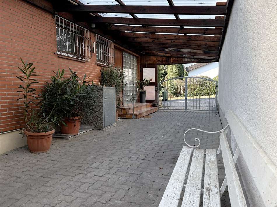 überdachter Bereich vor Hausei