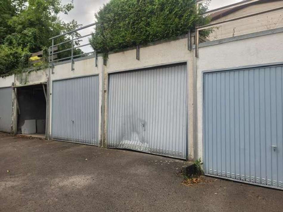 Garage (mit defektem Tor)