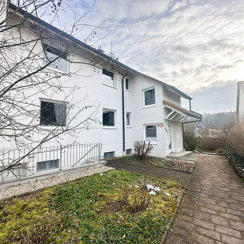 Frisch renovierte 3 - Raumwohnung mit Balkon und Garage in Glauchau OT Niederlungwitz