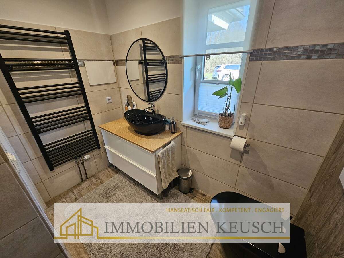 Immobilie in Vollersode - Traumhaftes und massiv gebautes Tiny House mit überdachter Terrasse & Schuppen in ruhiger Lage - Bild 2