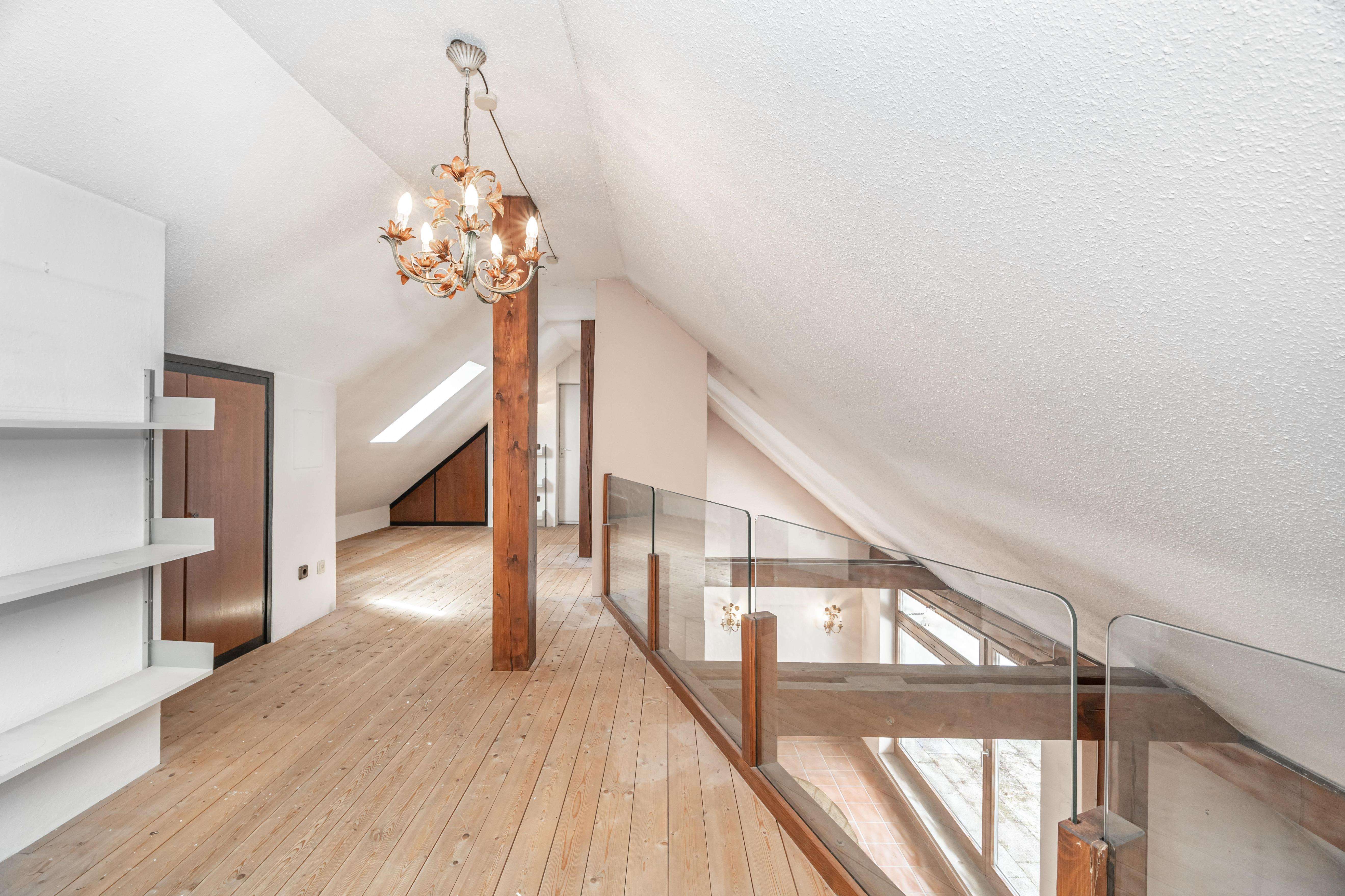 Einzigartige Dachgeschosswohnung mit Galerie und großem Gestaltungspotenzial in Thalkirchen-Obersen, München – Bild 4