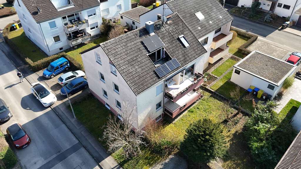 Immobilie in Fellbach - Dreifamilienhaus mit ca. 270 qm Wfl., DG frei ab Juni, Garten & Stellplätzen in Fellbach-Oeffingen - Bild 1