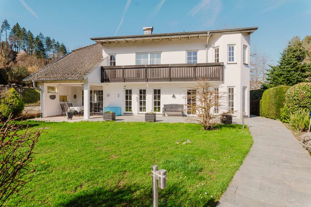 Immobilie in Sulzburg - Familienfreundliches Mehrgenerationen Wohnhaus mit schönem Garten in ruhiger Lage von Sulzburg - Bild 0