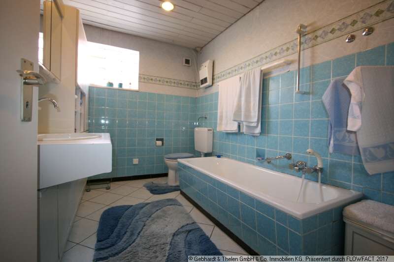 Immobilie in Bad Königshofen im Grabfeld - Einfamilienhaus mit Ausbaupotenzial, Wellnessbereich und großer Scheune - Bild 3