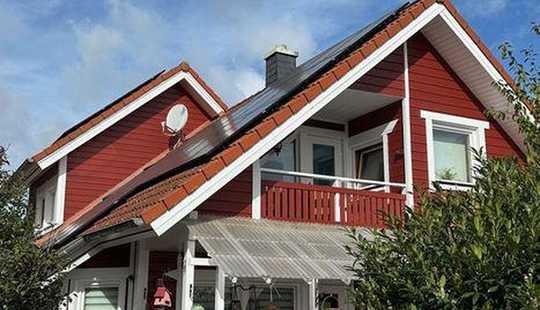 Bild von Wunderschönes schwedenrotes Holzhaus am Feldrand | von Privat