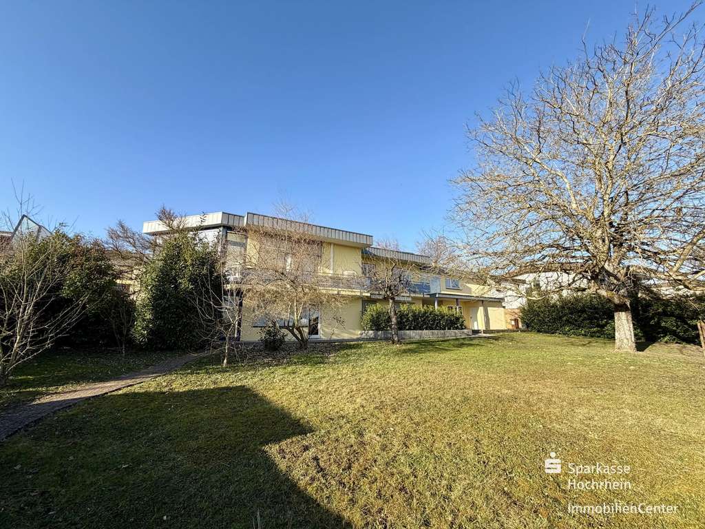 Immobilie in Jestetten - Viel Platz für Ihre Wohnträume - Raumwunder in Jestetten mit Garten und separater Einliegerwohnung - Bild 1